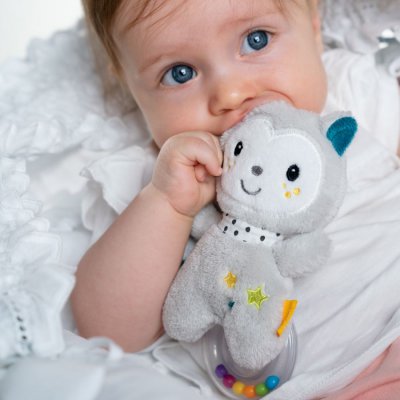 Baby Fehn Aiko & Yuki chrastící kočička - obrázek