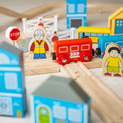 Bigjigs Rail dřevěná vláčkodráha - Město a vesnice - obrázek