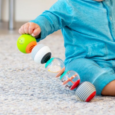 Infantino Housenka z míčků - obrázek