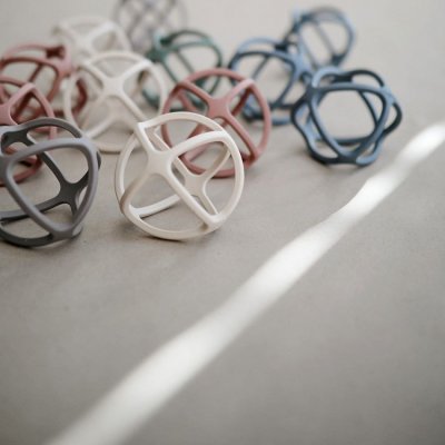 Mushie silikonové kousátko Ball - Traindwinds - obrázek