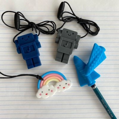 Jellystone Designs uklidňující přívěsek Srdíčko - Hroznově fialový - obrázek