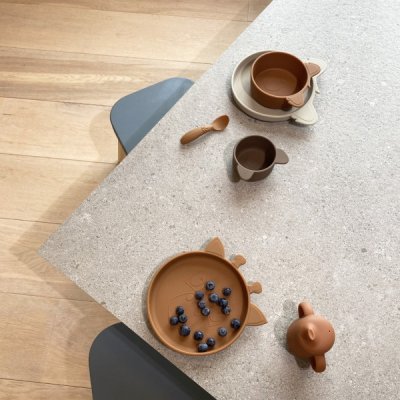 Nuuroo Akila silikonový talířek Giraf 2 ks - Caramel Café - obrázek