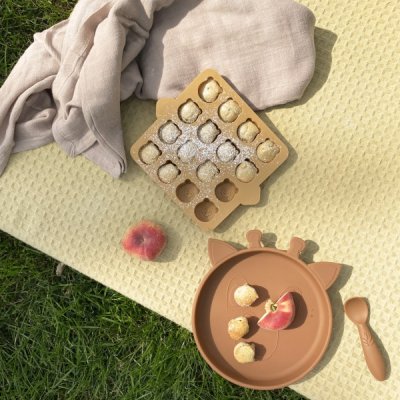 Nuuroo Akila silikonový talířek Giraf 2 ks - Caramel Café - obrázek