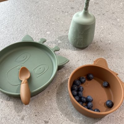 Nuuroo Akila silikonový talířek Giraf 2 ks - Dusty Green - obrázek