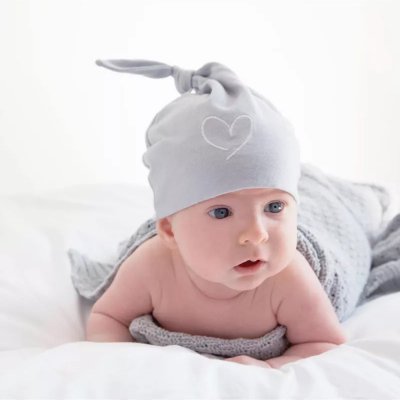 Effiki novorozenecká čepička - Šedá/bílé srdce, vel. 1 - 3 m - obrázek