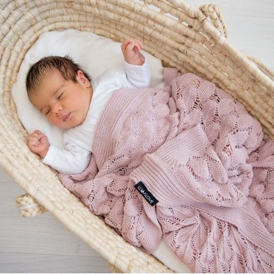 Lullalove ažurková přikrývka Boho 80 x 100 cm - Pudrová růž - obrázek