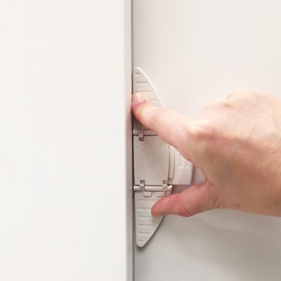 BabyDan bezpečnostní uzávěr posuvných dveří skříní Sliding Door Stop BIO - obrázek