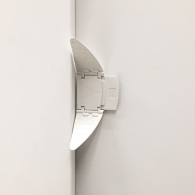 BabyDan bezpečnostní uzávěr posuvných dveří skříní Sliding Door Stop BIO - obrázek