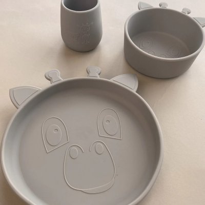 Nuuroo Judi silikonový jídelní set Giraf - Cobblestone - 45890CO_001.jpg