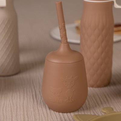 Nuuroo Adita Silikonový hrneček s brčkem - Chocolate Malt - obrázek