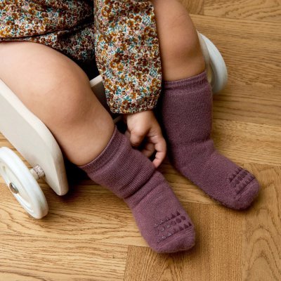 GoBabyGo Protiskluzové ponožky - Misty Plum, vel. 1 - 2 roky - obrázek
