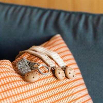 BIBS Pletený klip na dudlík - Vanilla - obrázek