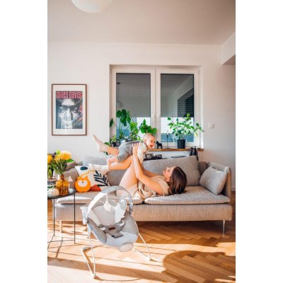 MoMi Tuli Vibrační lehátko - Šedé s křídly - obrázek