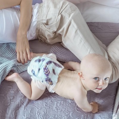 Kolorky Day Jednorázové Eko plenky M - Peří - obrázek