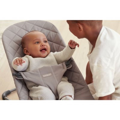 BabyBjörn lehátko Bouncer Bliss Cotton Woven - Sand Grey, tmavě šedá konstrukce - obrázek