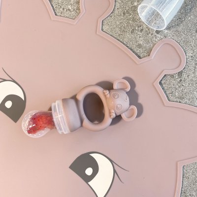 Nuuroo Albert Silikonové prostírání Giraffe - Woodrose - obrázek