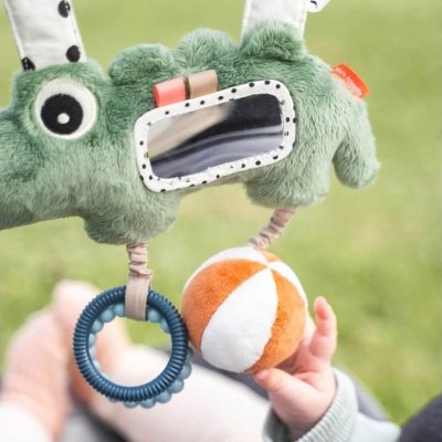 Done by Deer Hračka na kočárek Croco - Zelená