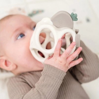 Done by Deer Kousátko Grip and Teether Toy Sheepy - Písková