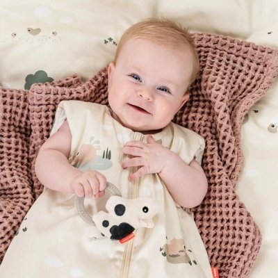 Done by Deer Senzorické chrastítko Dotti - Pískové - obrázek