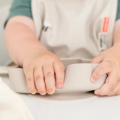 Done by Deer Silikonová miska Stick and Stay Sheepy - Písková - obrázek