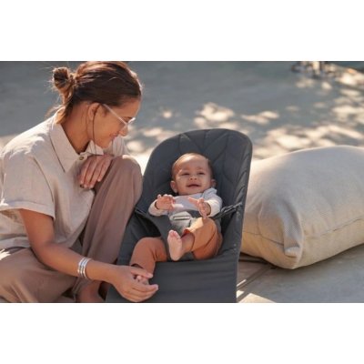 BabyBjörn lehátko Bouncer Bliss Cotton Petal Woven - Anthracite - obrázek
