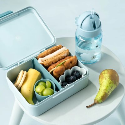 Done by Deer Dětská svačinová krabička Tiny Farm - Modrá - obrázek