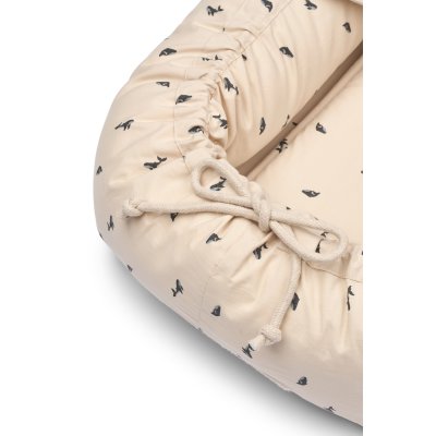 Liewood Gro Babylift Hnízdo - Mini Whale/Sandy - obrázek