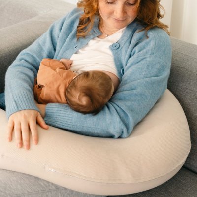 Doomoo Buddy Multifunkční kojící polštář - Corduroy Sand - obrázek