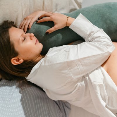 Doomoo Buddy Multifunkční kojící polštář - Corduroy Green - obrázek