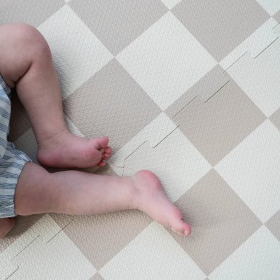 3 Sprouts Pěnová hrací podložka - Checkerboard/Beige - obrázek