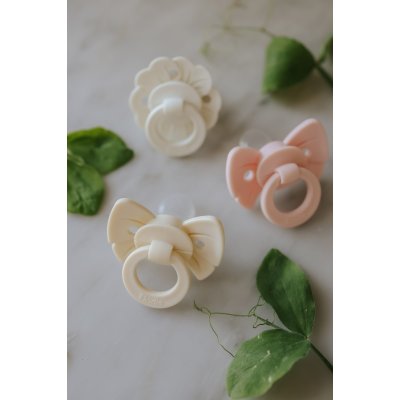 Elodie Details Newborn Dudlík Bow - Oat White - obrázek