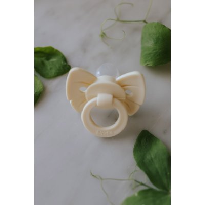 Elodie Details Newborn Dudlík Bow - Oat White - obrázek