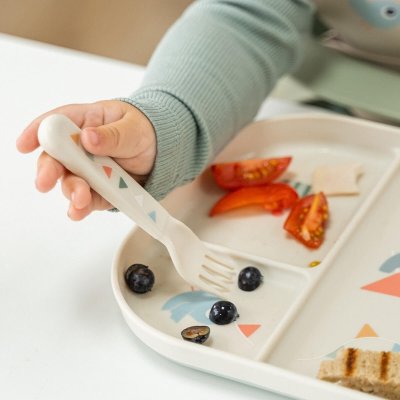 Done by Deer Foodie Dětský příbor Celebration - Pískový - obrázek