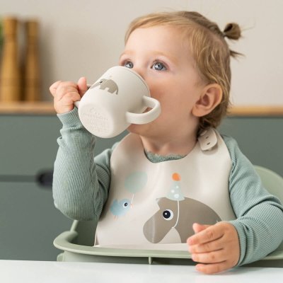 Done by Deer Silikonový bryndáček Celebration - Pískový - obrázek