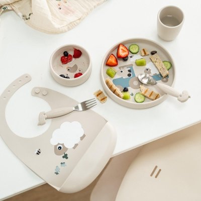 Done by Deer Stick & Stay Silikonový jídelní set Tiny Farm - Pískový - obrázek