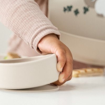 Done by Deer Stick & Stay Silikonový jídelní set Tiny Farm - Pískový - obrázek