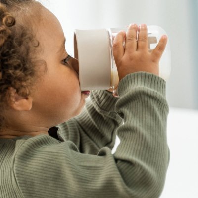 Done by Deer Netekoucí učící hrneček 360° Celebration - Pískový - obrázek