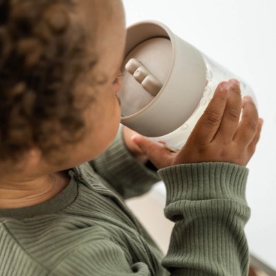 Done by Deer Netekoucí učící hrneček 360° Celebration - Pískový - obrázek