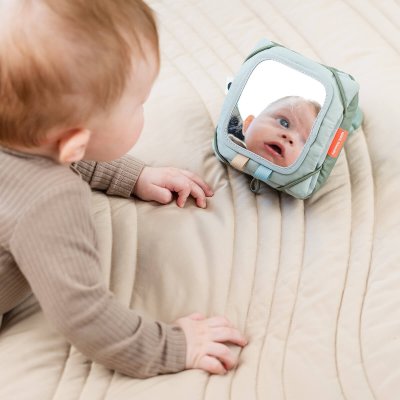 Done by Deer Dětské kontrastní karty s držákem Tiny Farm - Zelené - obrázek