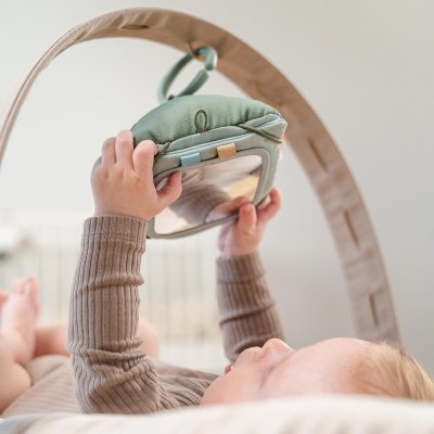 Done by Deer Dětské kontrastní karty s držákem Tiny Farm - Zelené - obrázek