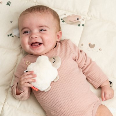 Done by Deer Tiny chrastítko Sheepy - Pískové - obrázek