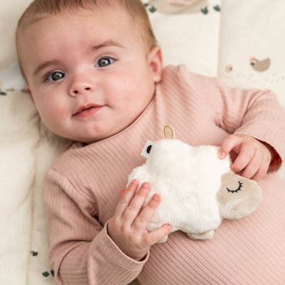 Done by Deer Tiny chrastítko Sheepy - Pískové - obrázek