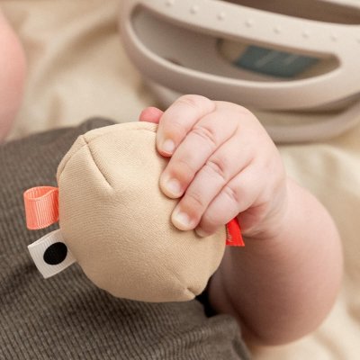 Done by Deer Kousátko Grip & Teether Clucky - Pískové - obrázek