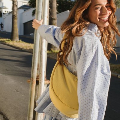 Studio Noos Crossbody ledvinka Puffy - Textured Butter Yellow - obrázek