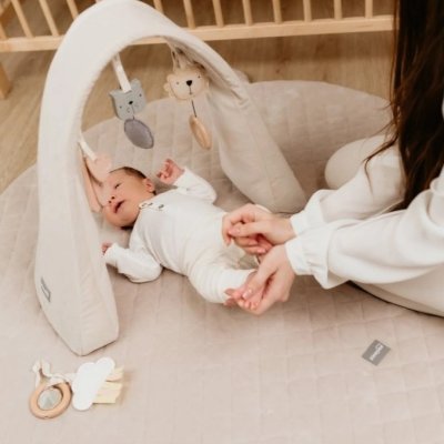 Sleepee Nastavitelná hrazdička pro miminko s hračkami - Sand