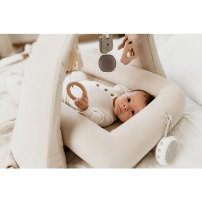 Sleepee Multifunkční hnízdečko pro miminko s hrazdičkou a bílým šumem 4v1 - Sand - obrázek
