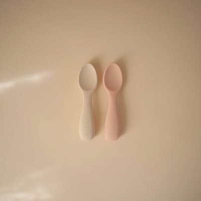 Mushie Startovací lžičky pro batolata - Blush/Shifting Sand, 2 ks - obrázek