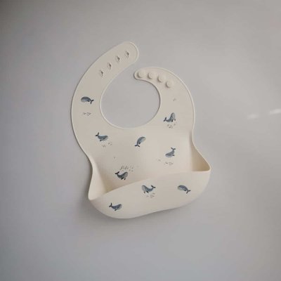 Mushie Silikonový bryndák - Whales - obrázek