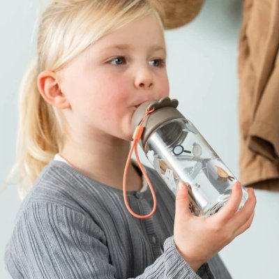 Done by Deer Láhev s brčkem Tiny Trails 350 ml - Písková - obrázek