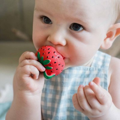 Oli&Carol Mini kousátko - Sweetie the Strawberry - obrázek